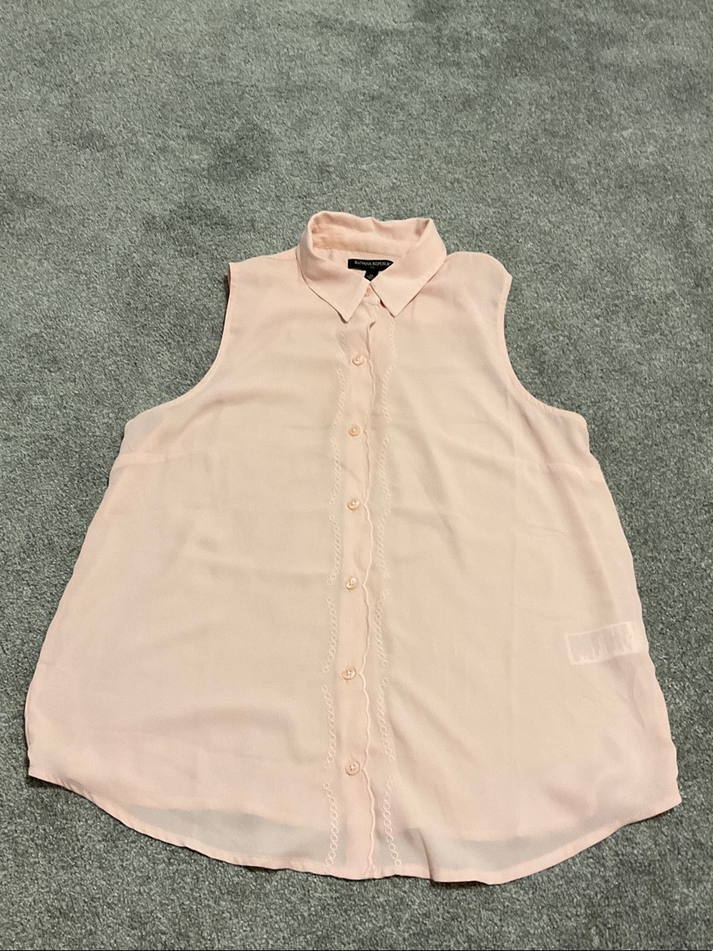Banana Republic Sleeveless Button-Down Blouse in Pale Pink